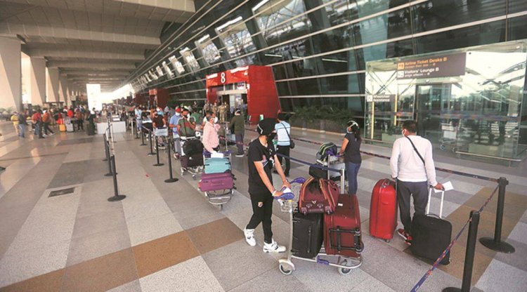 दिल्ली एयरपोर्ट पर कोरोना वायरस की जांच के लिए 10 घंटे तक फंसे रहे यात्री