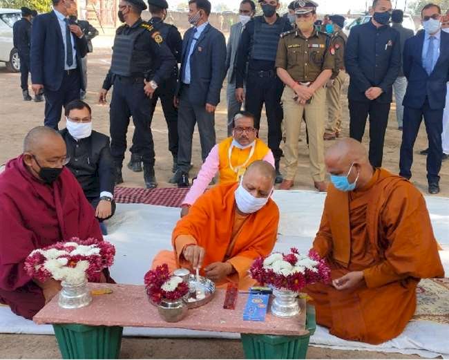 फर्रुखाबाद में मुख्यमंत्री योगी ने कहा, भूमाफिया पर हुई कार्रवाई तो शरण देने वालों के पेट में हुआ दर्द