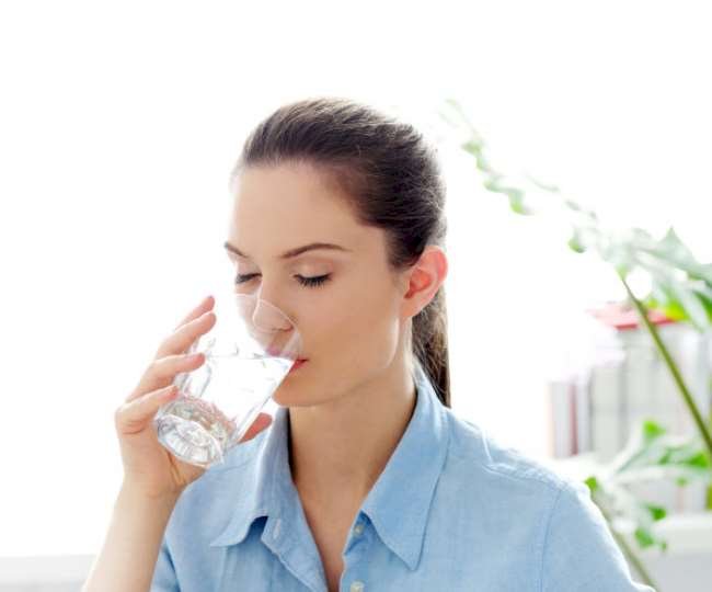 खाना खाने के तुरंत बाद पानी पीने से हो सकती है गैस और एसिडिटी की प्रॉब्लम