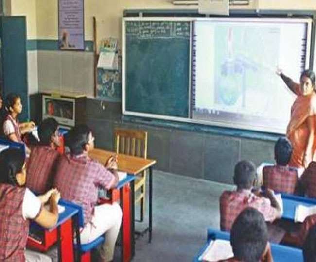 Lockdown में ऑनलाइन पढ़ाई कराने वाले शिक्षकों पर मेहरबान हुई सरकार, देने जा रही इतने रुपये