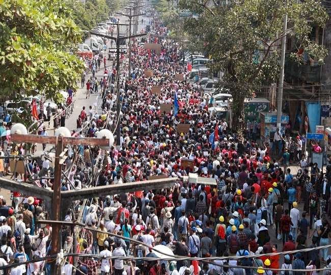 सैन्य तख्तापलट के बाद से अशांत है म्यांमार, प्रदर्शन जोरों पर