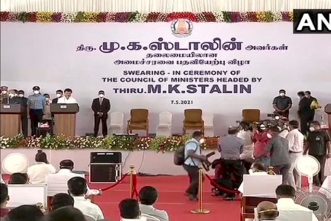 mk stalin oath taking ceremony 2021: डीएमके प्रमुख एमके स्टालिन ने ली मुख्यमंत्री पद की शपथ, कैबिनेट में शामिल हुए ये नेत
