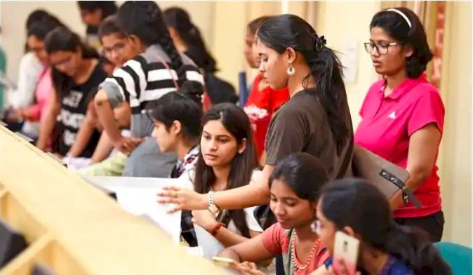 Maharashtra News: कॉलेज में ऑनलाइन क्लास के दौरान अचानक चलने लगा पोर्न वीडियो, प्रोफेसर ने दर्ज कराई FIR