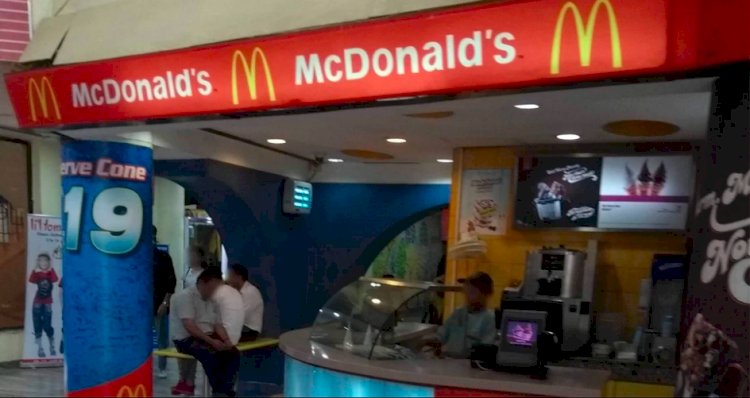 UK: महिला ने McDonald के गार्ड पर अचानक फेंक दिया ड्रिंक, Video में लात मारते दिखा