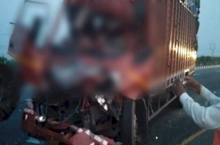 फिरोजाबाद में हादसा: एक्सप्रेसवे पर खड़ी स्लीपर कोच बस में डीसीएम ने मारी टक्कर, पांच की मौत