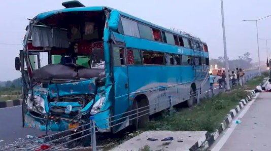 झारखंड: हाजीपुर से कोलकाता जा रही बस ने खड़े ट्रक में मारी टक्कर, 30 यात्री घायल