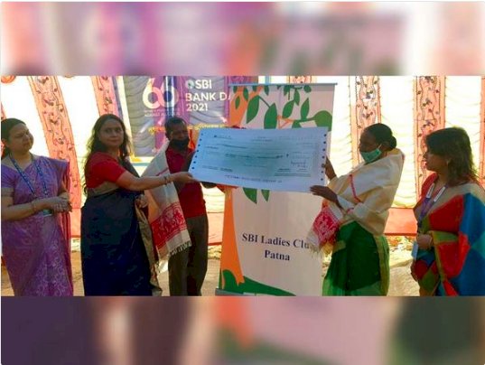 SBI का 66वां स्थापना दिवस:सिमडेगा एसबीआई लेडिज क्लब ने हॉकी प्लेयर सलीमा टेटे के माता-पिता को किया सम्मानित, 1 लाख रुपए का दिया चेक
