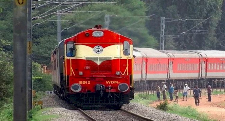 Indian Railways: आपके ट्रेन टिकट पर कोई 'दूसरा व्यक्ति' भी कर सकता है सफर! रेलवे ने दी है सुविधा, जानिए कैसे?