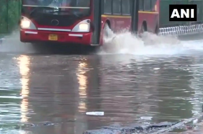 Delhi Monsoon Update: लंबे इंतजार के बाद आज हो सकती है हल्की बारिश