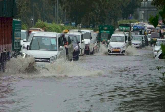 दिल्ली हुई दरिया: पहली बारिश में सड़कों पर थमे पहिए, 65 जगहों पर लगा जाम