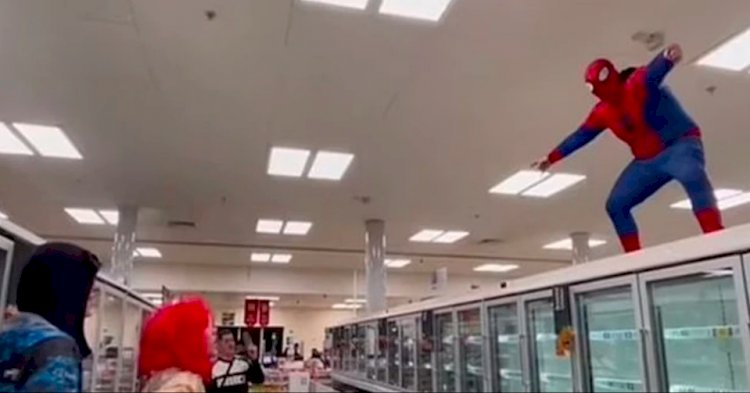 Spider-Man ने Supermarket में मचाया जमकर हंगामा, लोगों को डराने-धमकाने के बाद मौके से हो गया फरार