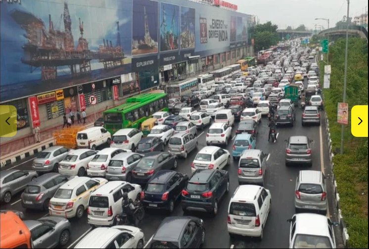 Delhi NCR Traffic Update: बारिश के बाद थमी दिल्ली-एनसीआर की रफ्तार, कई सड़कें जाम, घंटों से फंसे लोग