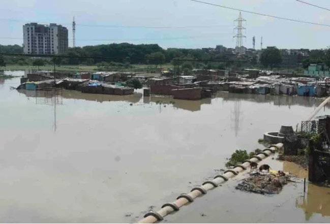कुदरत का कहर: पांडु नदी की बाढ़ से बस्तियां जलमग्न, कई परिवारों ने घर छोड़ा