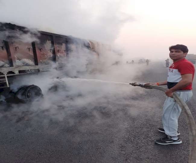 आगरा लखनऊ एक्सप्रेस वे पर कोयले से लदे ट्रॉला में लगी आग, रोकना पड़ा ट्रैफिक