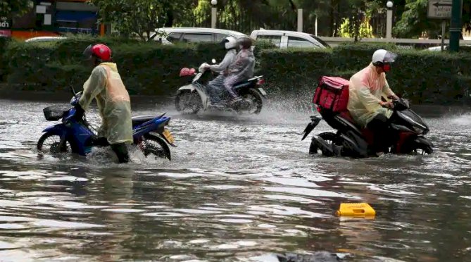 Mumbai Rain: मुंबई में भारी बारिश से लोग बेहाल, सड़कें व पटरियां हुईं जलमग्न, रेड अलर्ट जारी